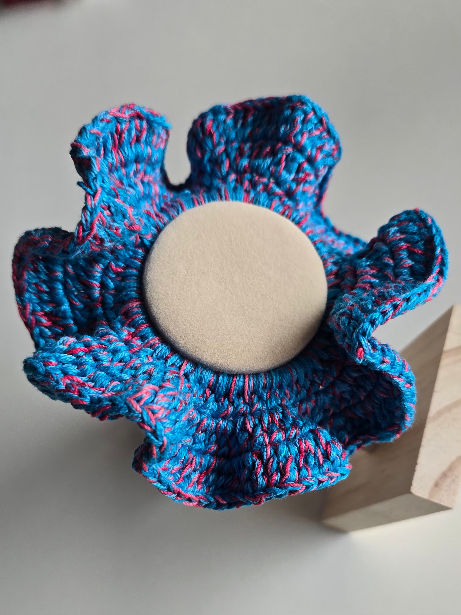 chouchou bleu rose apportant du volume aux cheveux