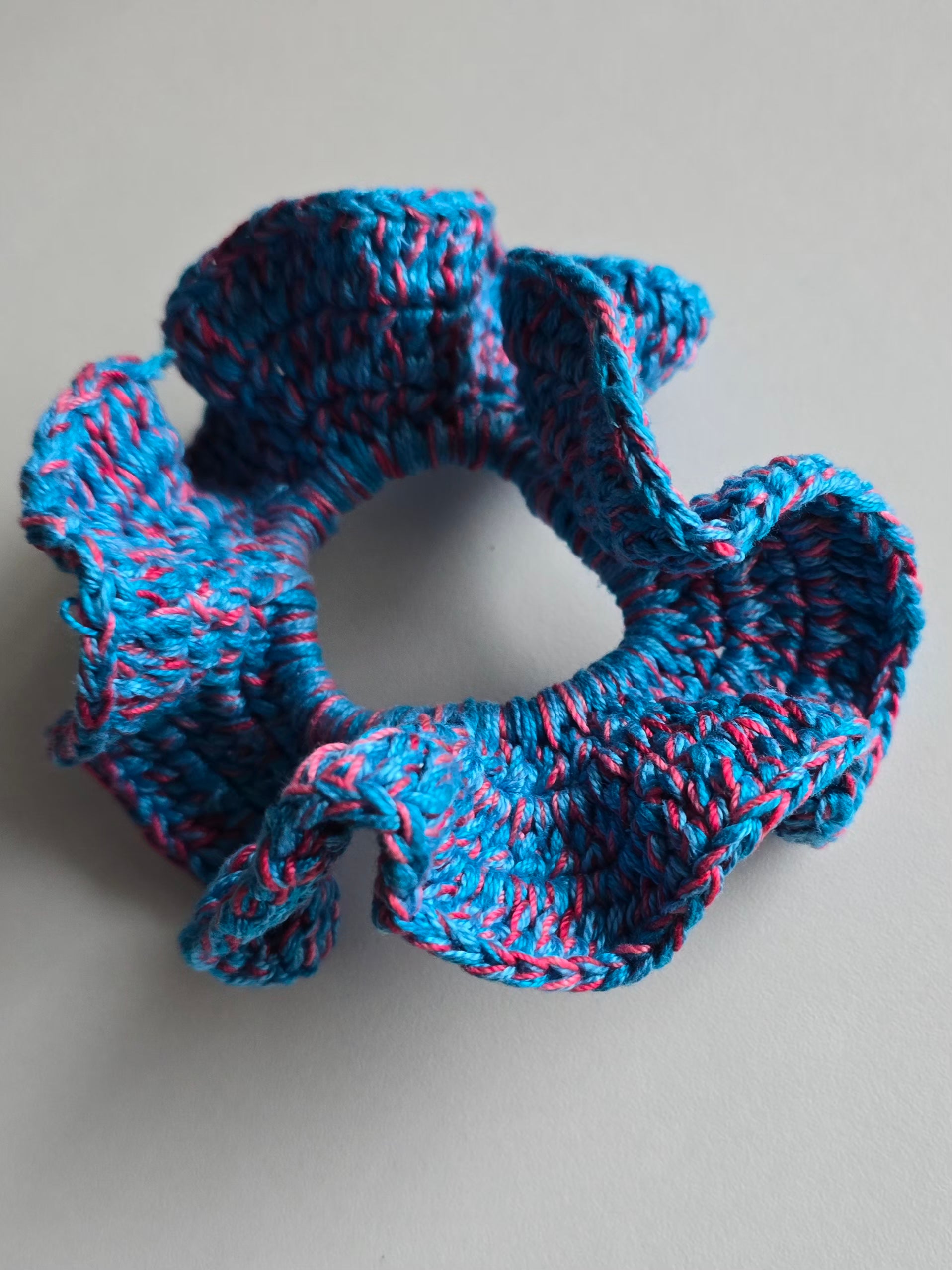 Chouchou large bleu rose en coton crocheté