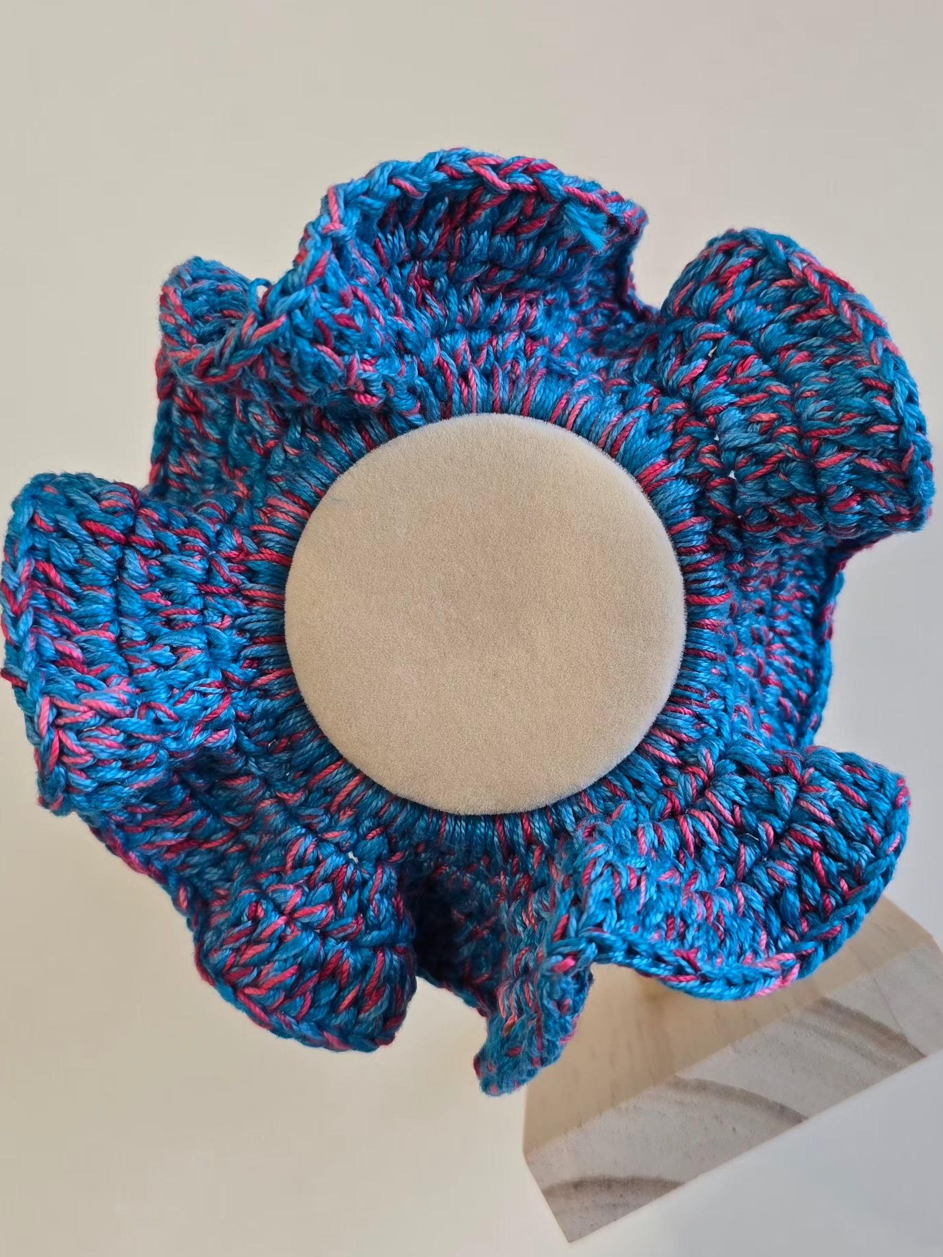 chouchou en crochet bleu et rose fait main