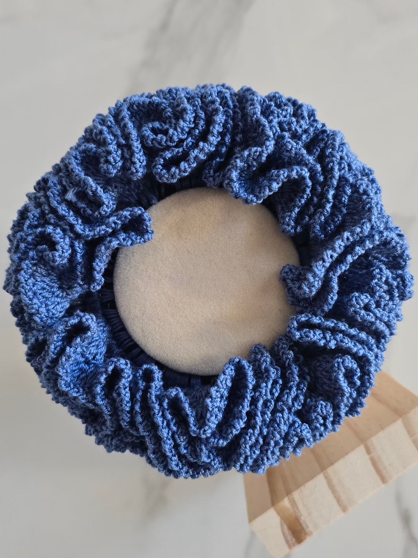 Grand chouchou bleu volumineux au crochet fait main vu de face