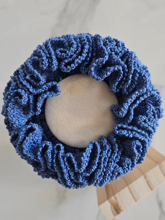 Grand chouchou bleu volumineux au crochet fait main vu de face