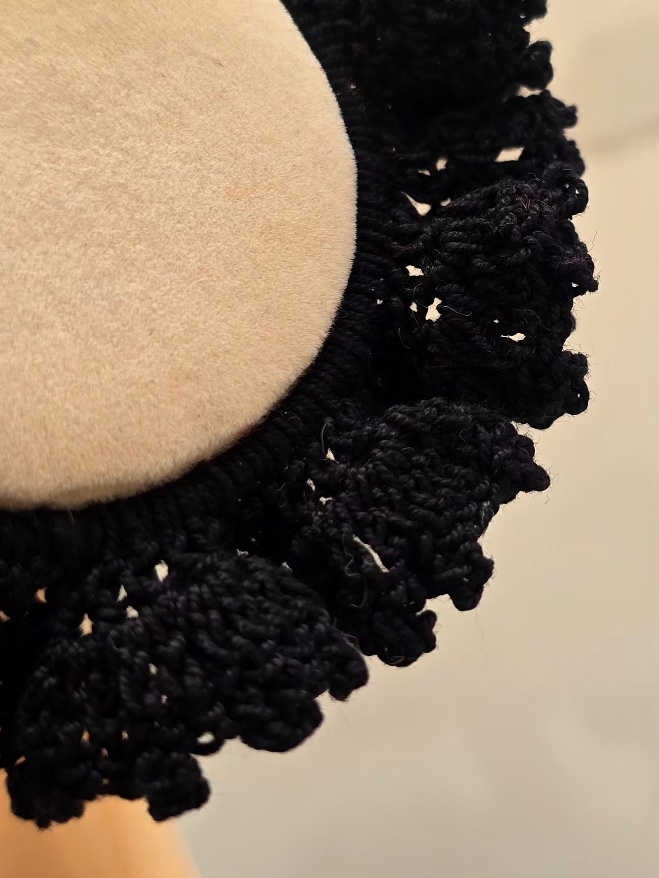 Chouchou artisanal noir en coton 100 %