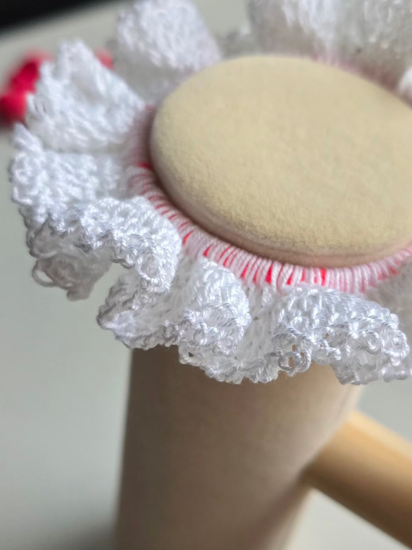 chouchou crochet blanc élégant et lumineux 
