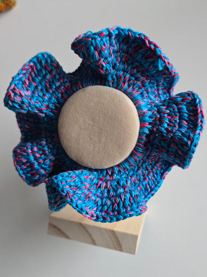 Chouchou bleu et rose avec texture crochetée épaisse