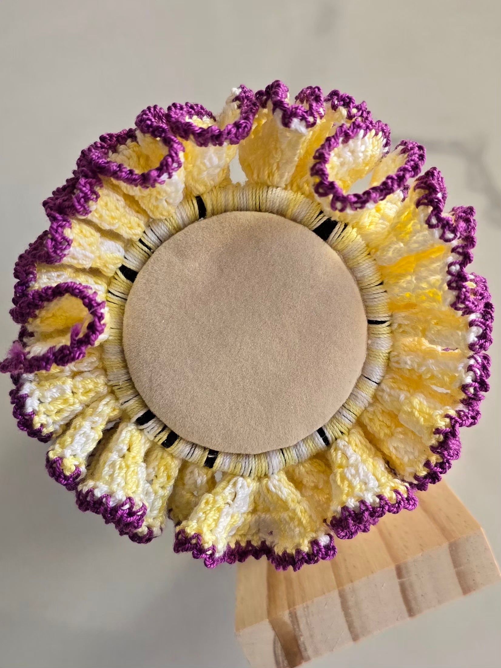 Chouchou jaune pastel et violet en crochet fait main 