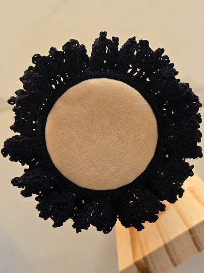 Finition artisanale d'un chouchou noir en crochet 