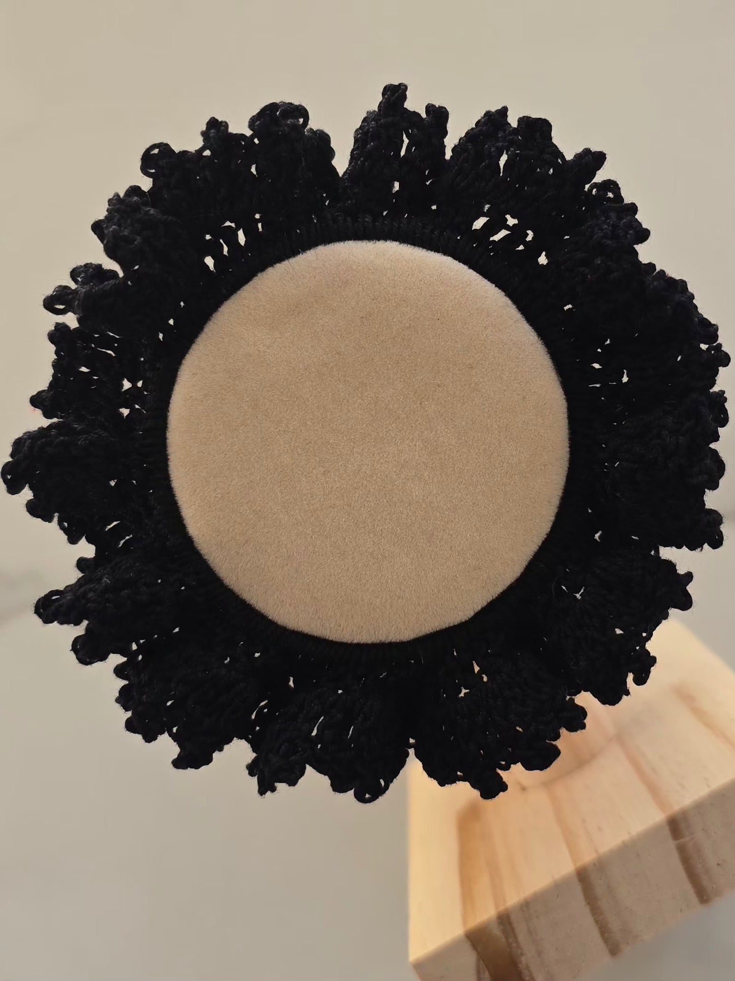 Texture du crochet sur chouchou noir artisanal