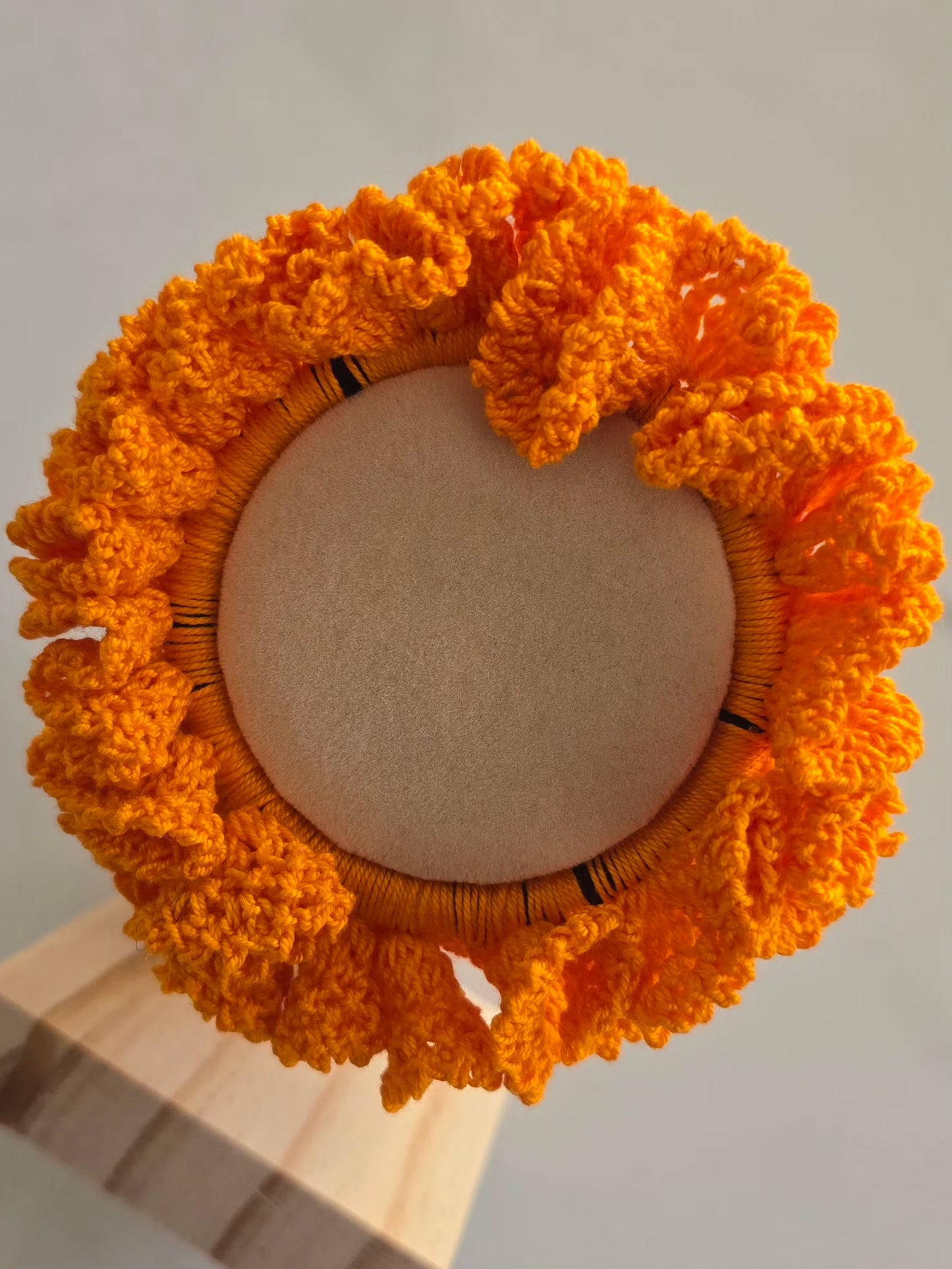 Chouchou orange en crochet fait main en fil de coton