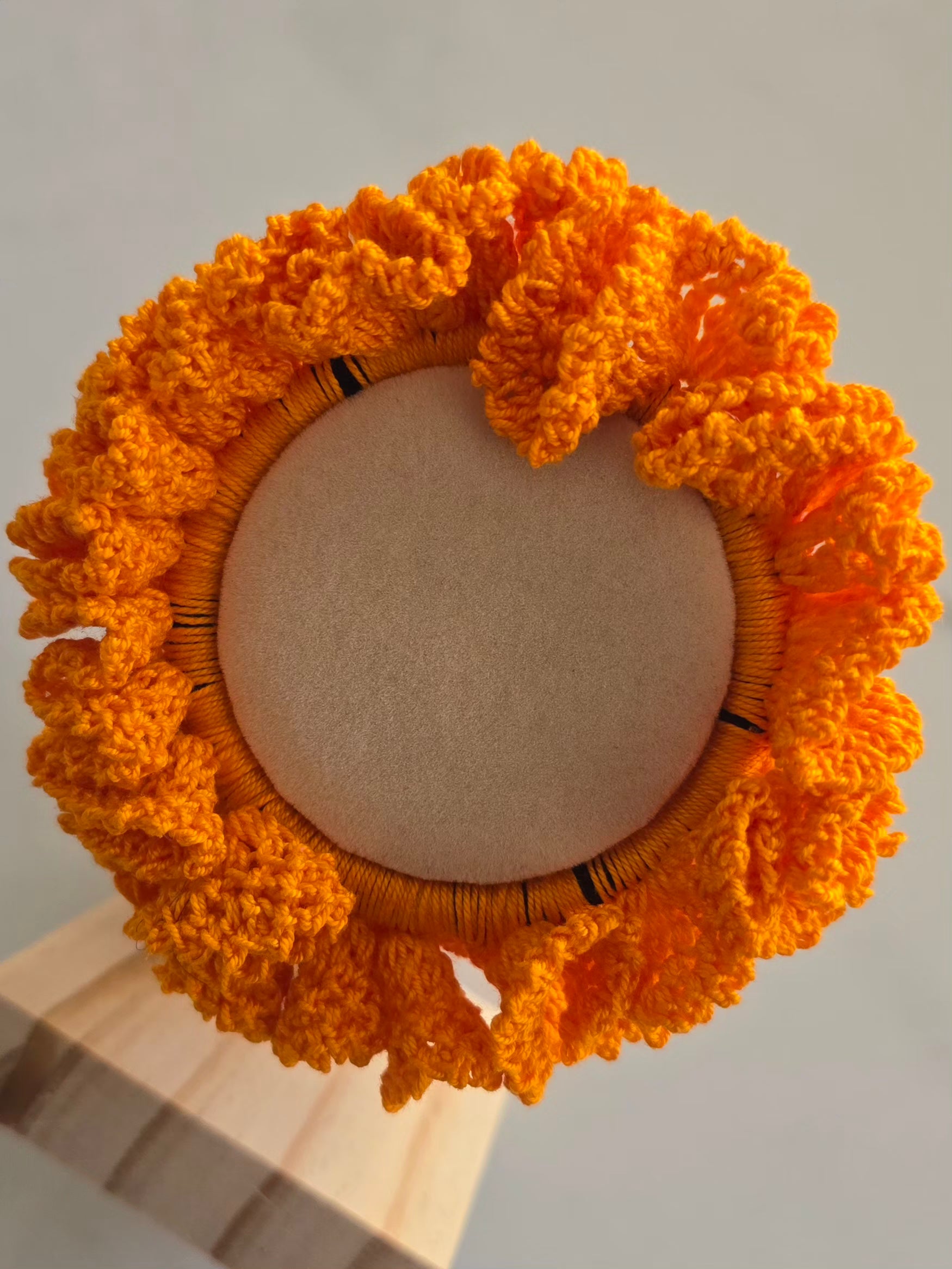 Chouchou orange en crochet fait main en fil de coton