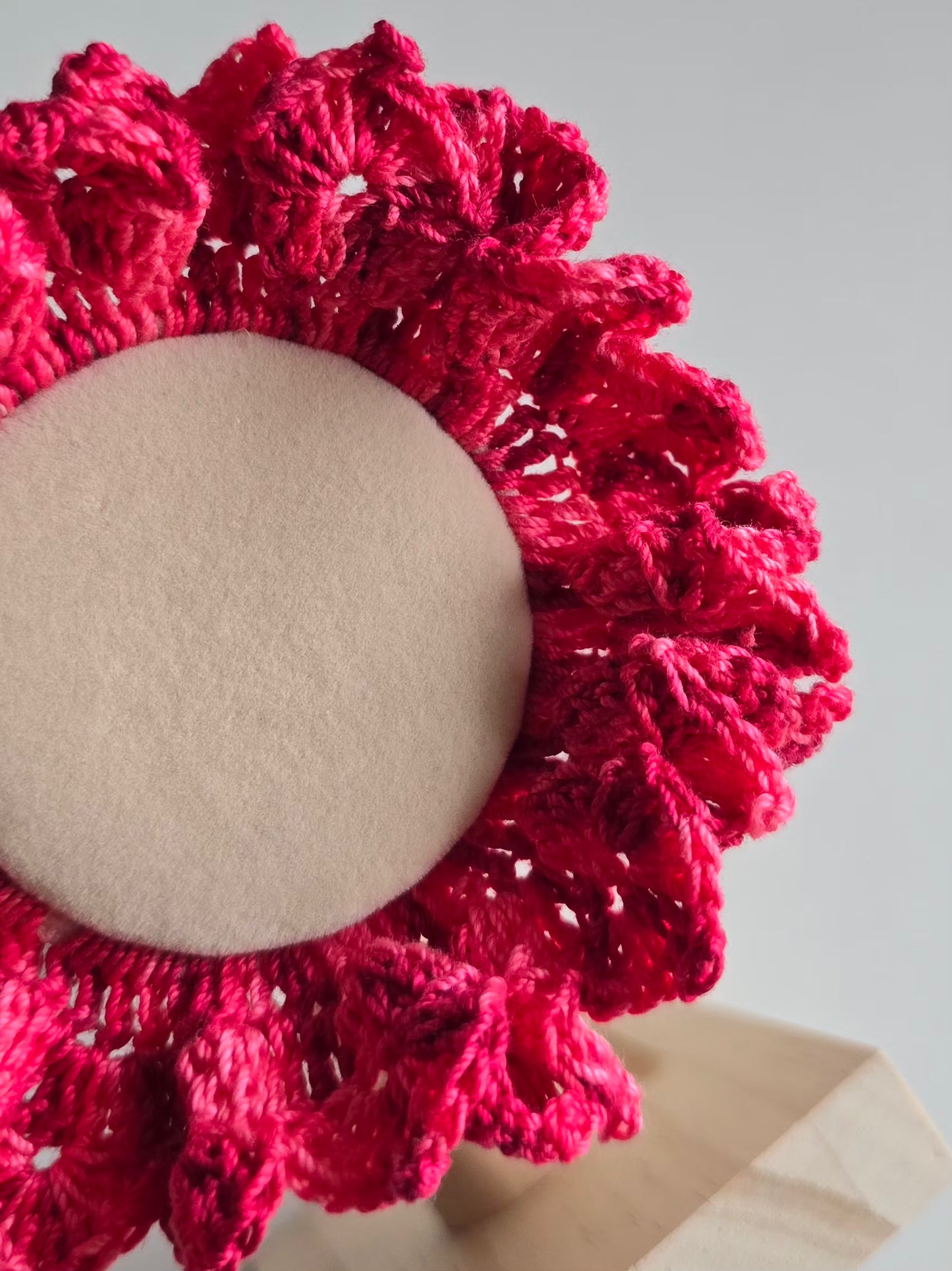 accessoire cheveux rose crocheté à la main