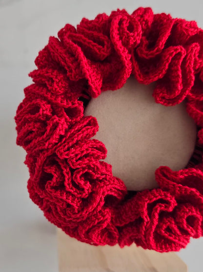 Vue de profil du chouchou XL rouge fait main en coton avec effet volumineux