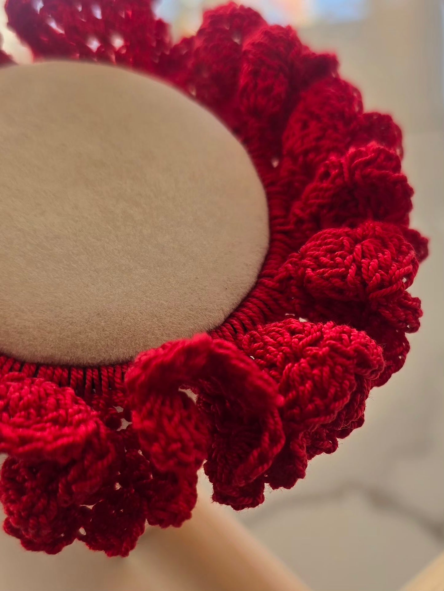 Chouchou rouge en crochet au volume léger
