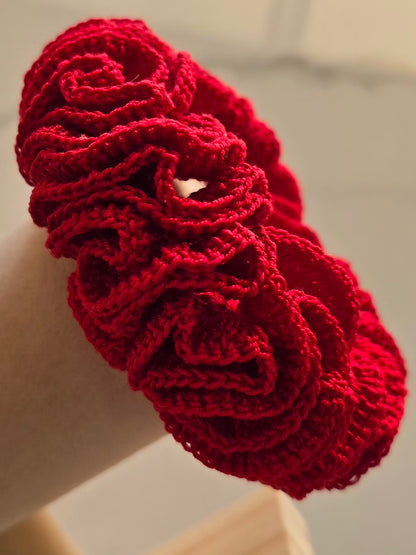 Chouchou rouge en crochet vue de profil avec volume généreux 