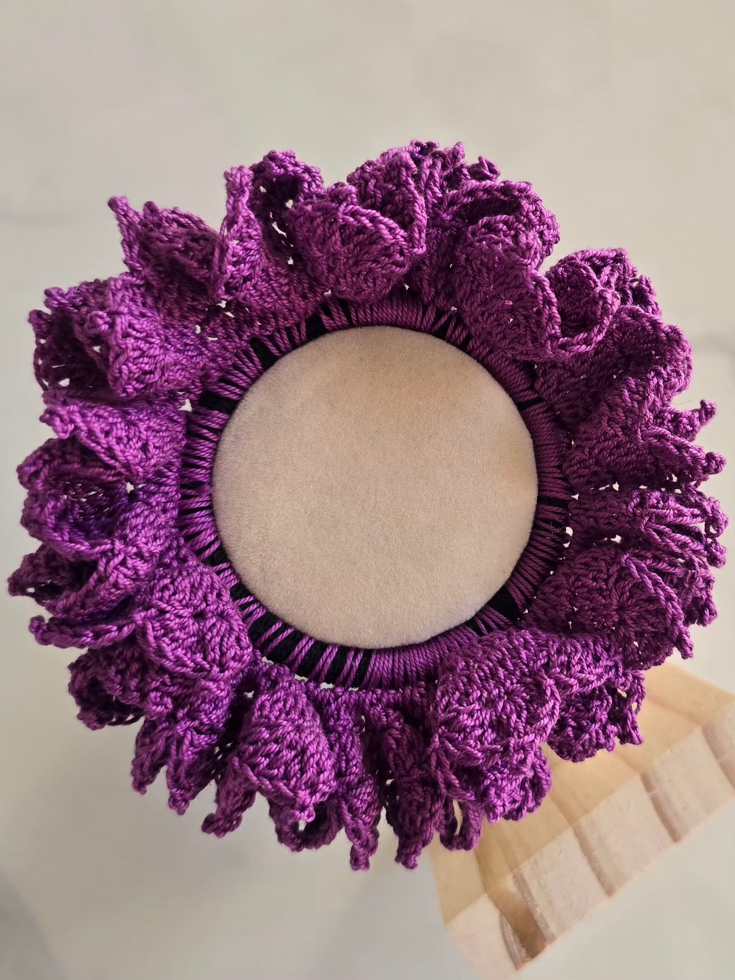 Chouchou violet fait main en crochet avec froufrous volumineux 