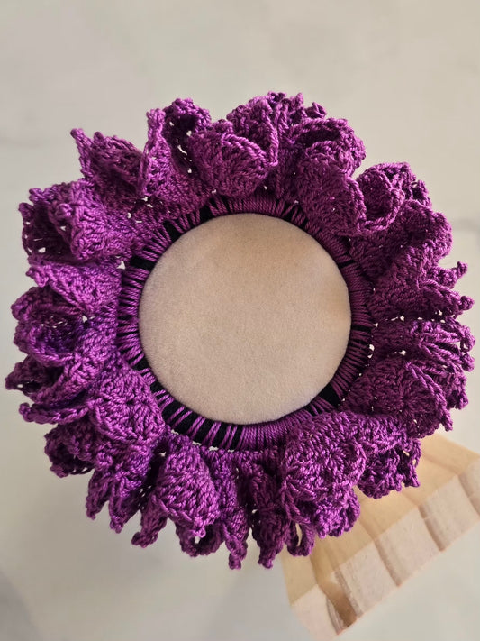 Chouchou violet fait main en crochet avec froufrous volumineux 