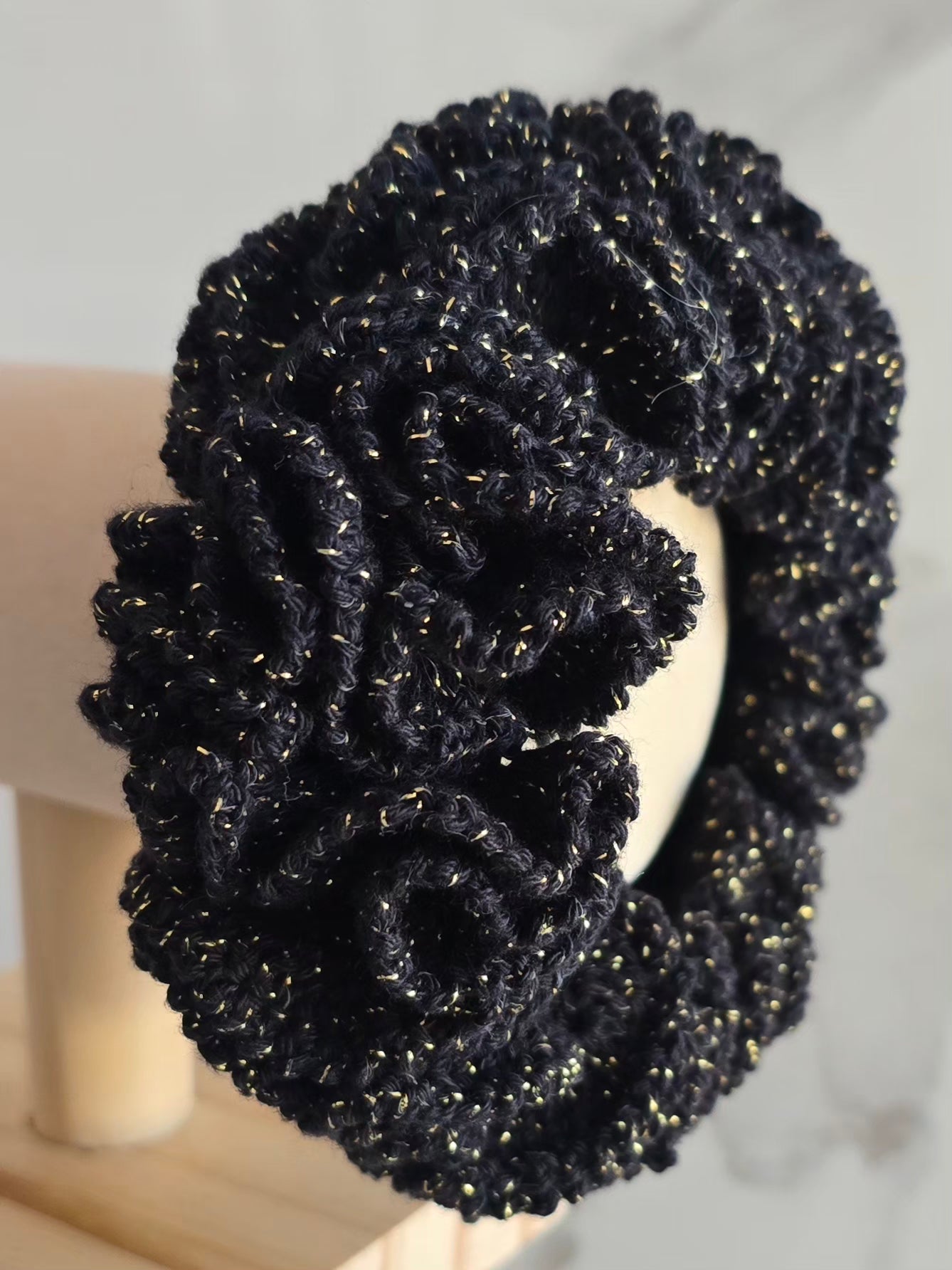 Chouchou noir froufrou avec reflets dorés et effet XL
