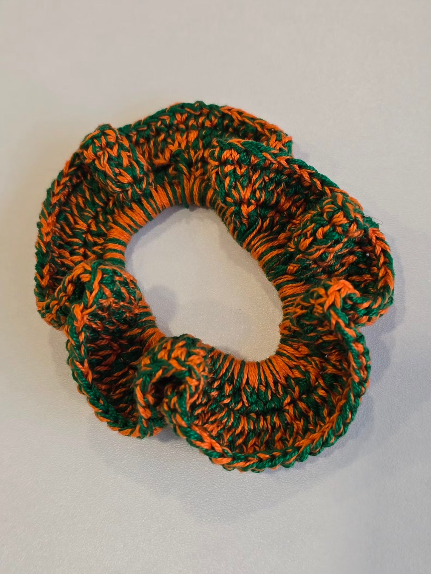 chouchou en crochet fait main vert et orange en fil de coton