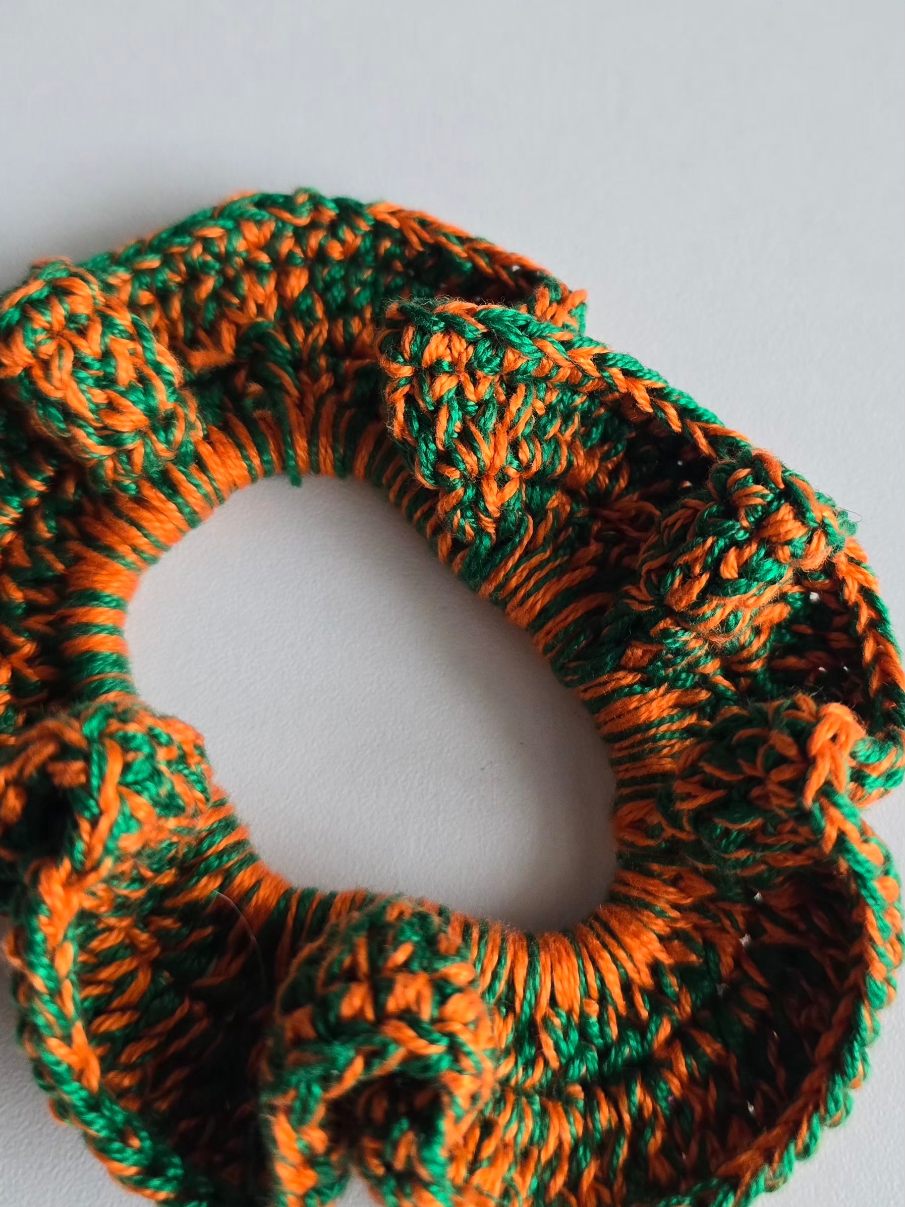 chouchou artisanal avec rebord crocheté d'environ 3 cm