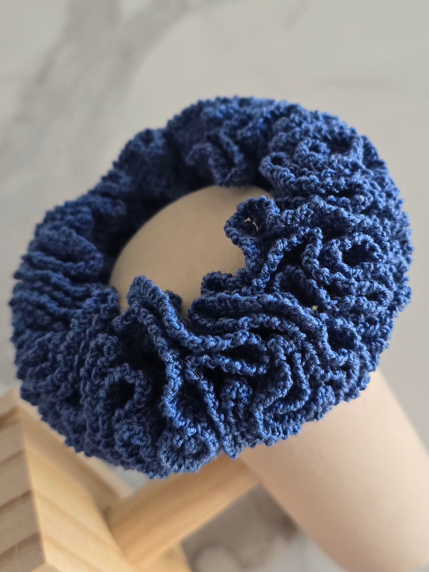 Accessoire cheveux bleu fait main au crochet avec larges froufrous