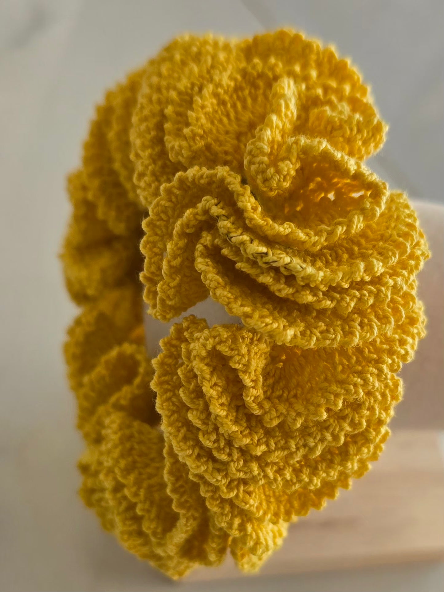 Chouchou jaune soleil avec froufrous élégants et texturés