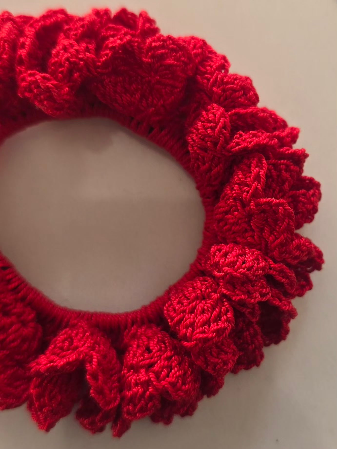 Chouchou rouge à froufrou en crochet 