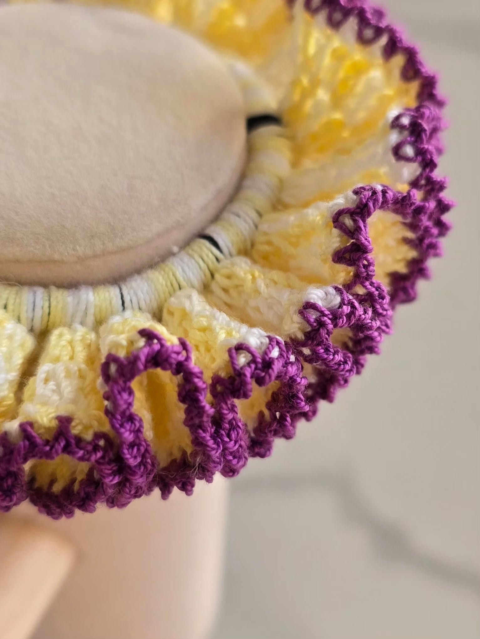 Détail du volant en crochet jaune pastel avec bordure violette