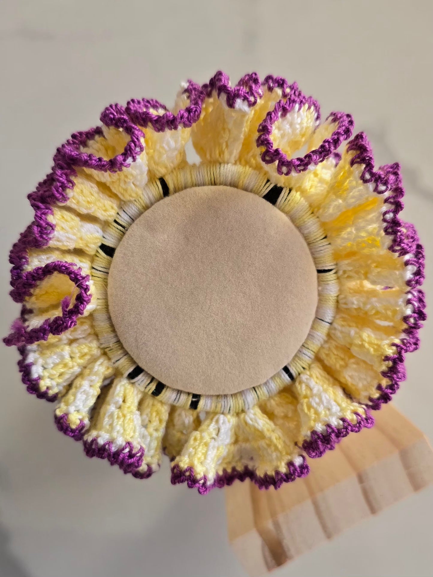 Chouchou crochet jaune pastel et violet vu de face