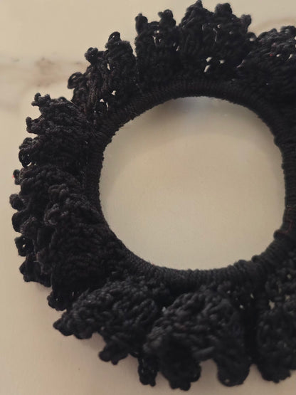 Accessoire cheveux chouchou noir en crochet 