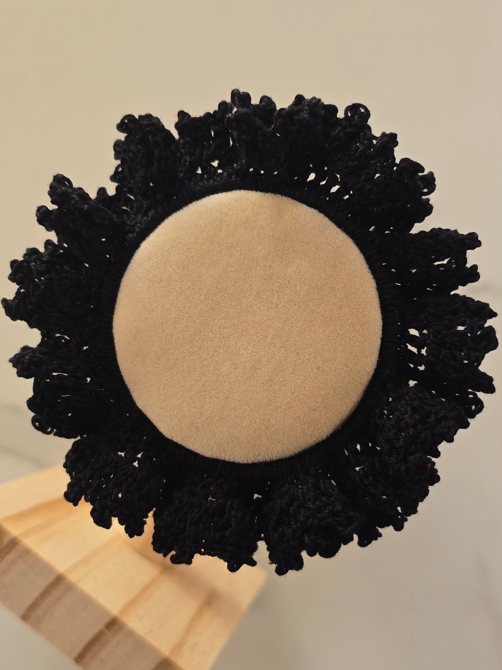 Création unique de chouchou noir en crochet 