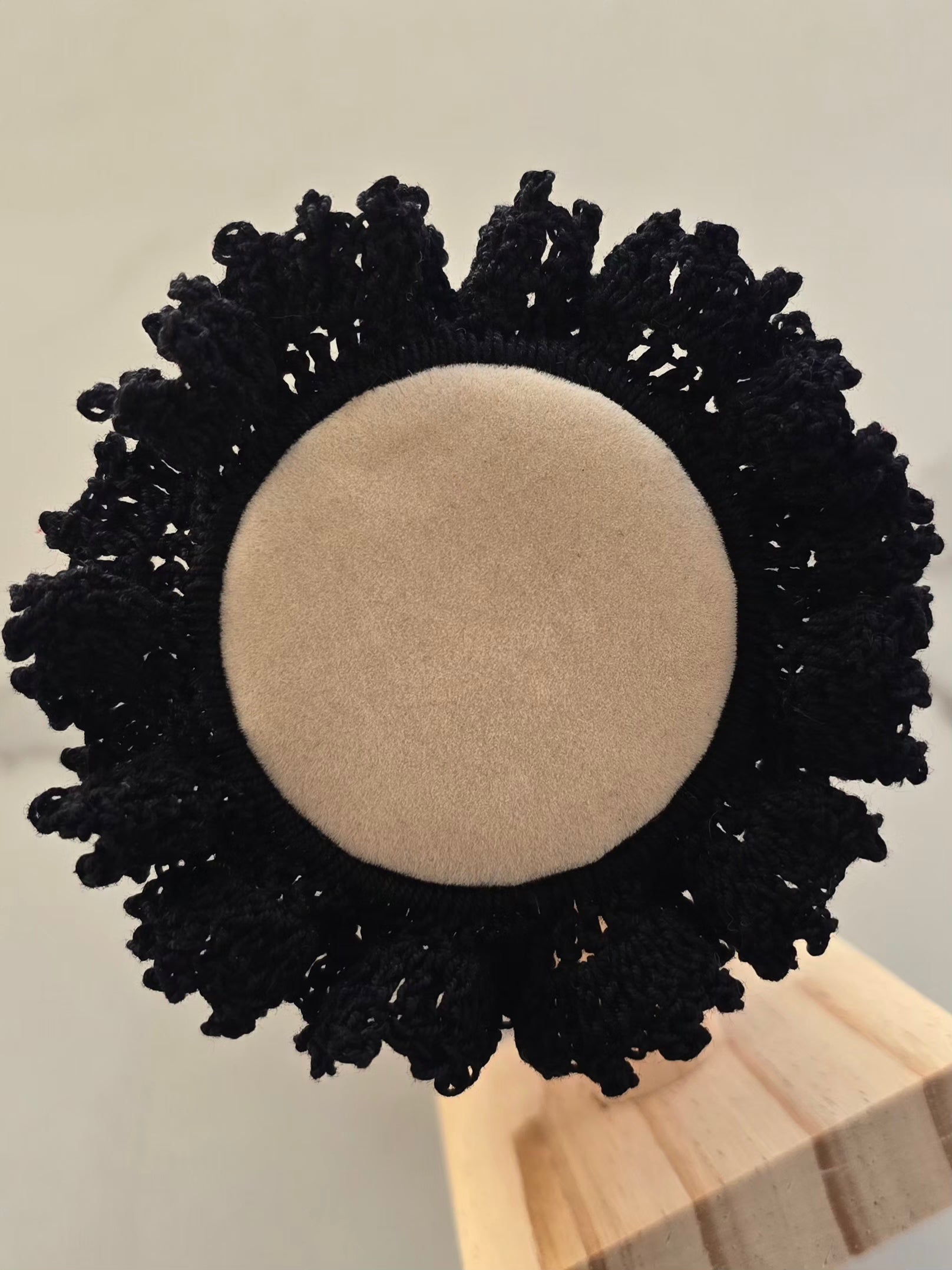 Chouchou noir en crochet entièrement fait main