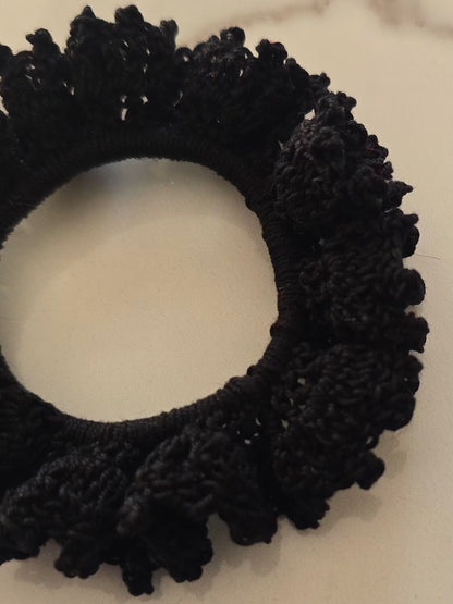 Détail du crochet sur chouchou noir fait main