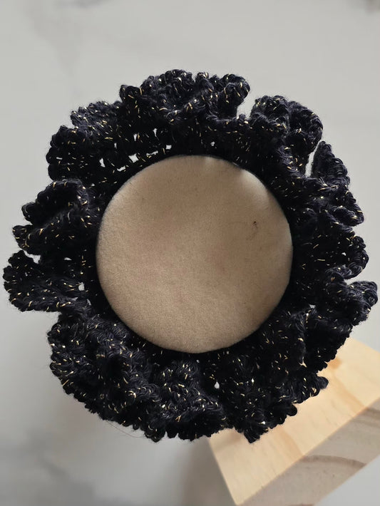 Chouchou noir et doré en crochet fait main