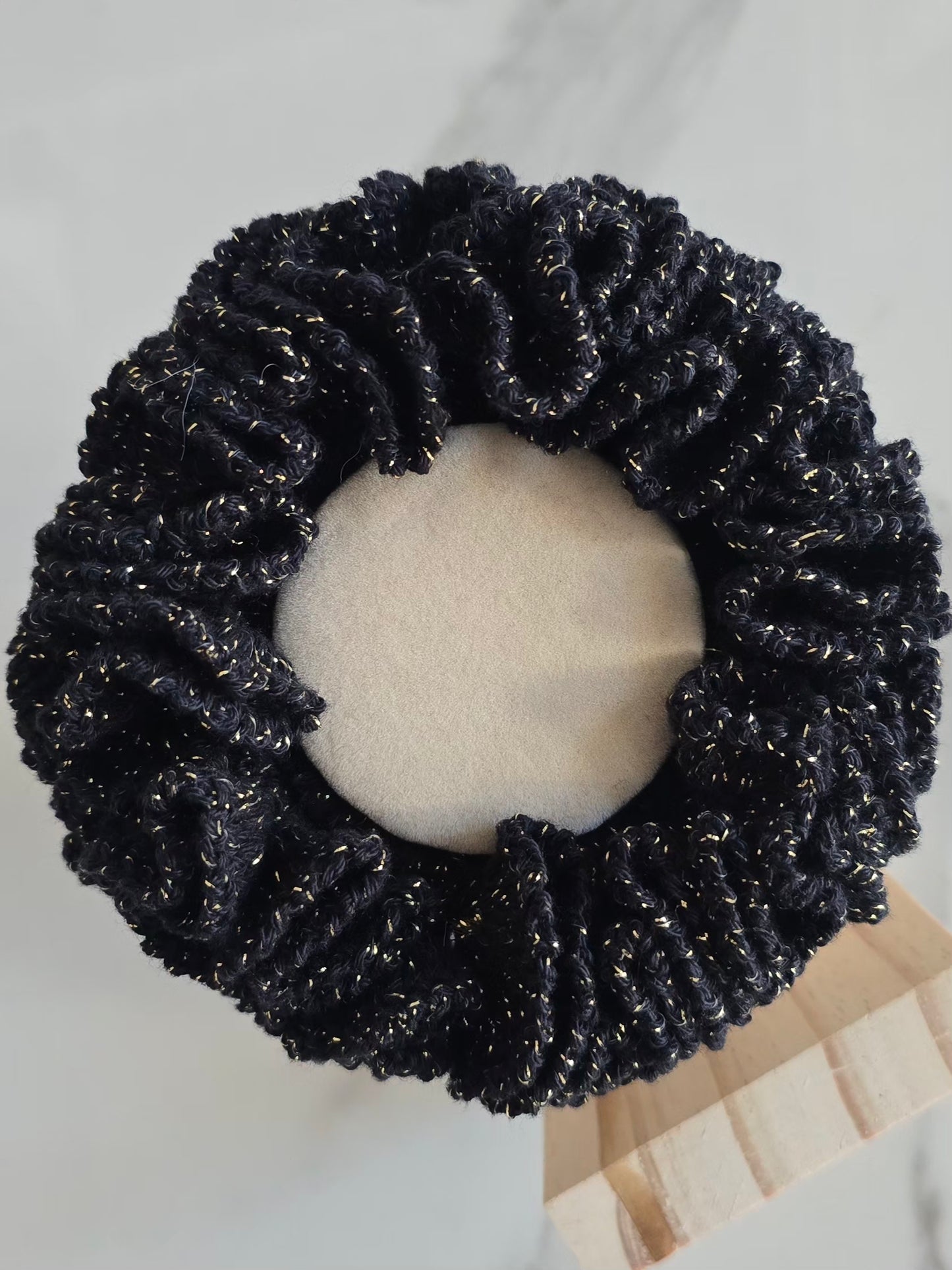 Grand chouchou noir et doré pailleté au crochet fait main vu de face