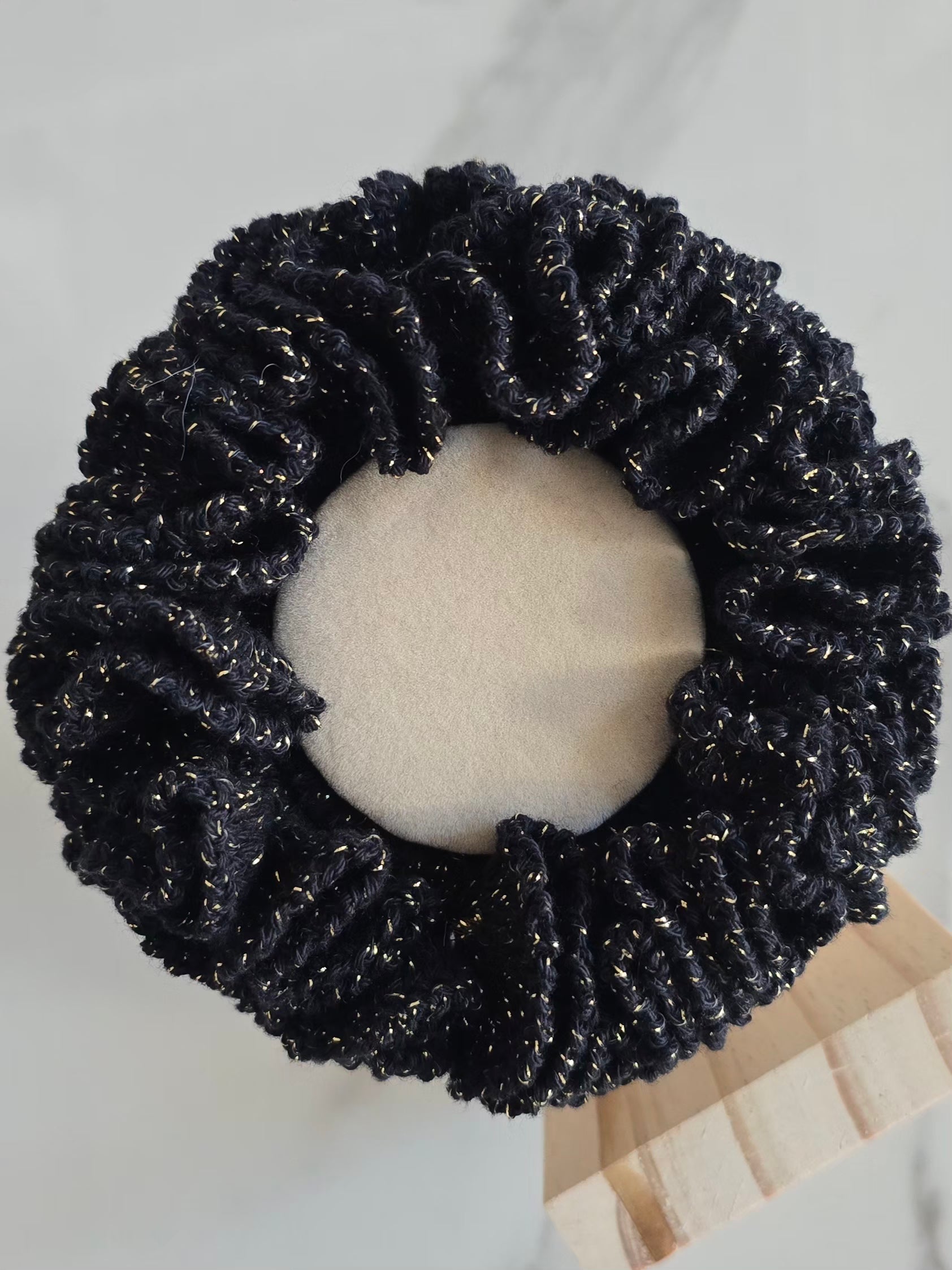 Grand chouchou noir et doré pailleté au crochet fait main vu de face