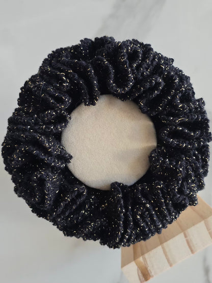 Grand chouchou noir et doré pailleté au crochet fait main vu de face