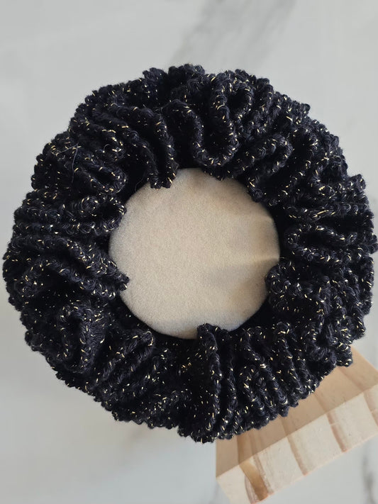 Grand chouchou noir et doré pailleté au crochet fait main vu de face