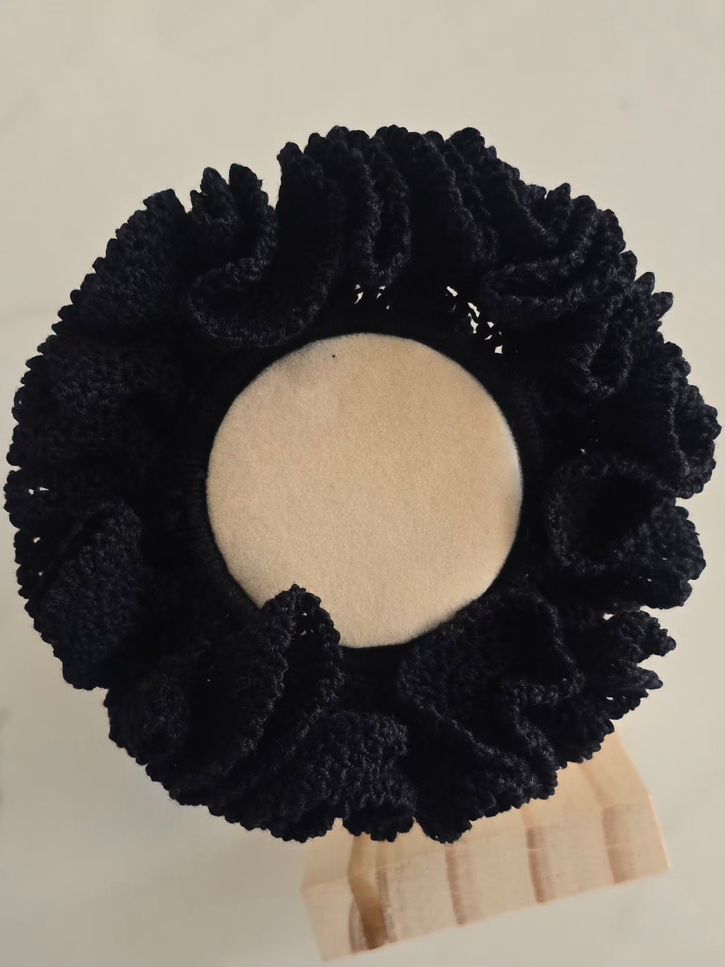 Chouchou noir réalisé à la main avec effet volumineux 