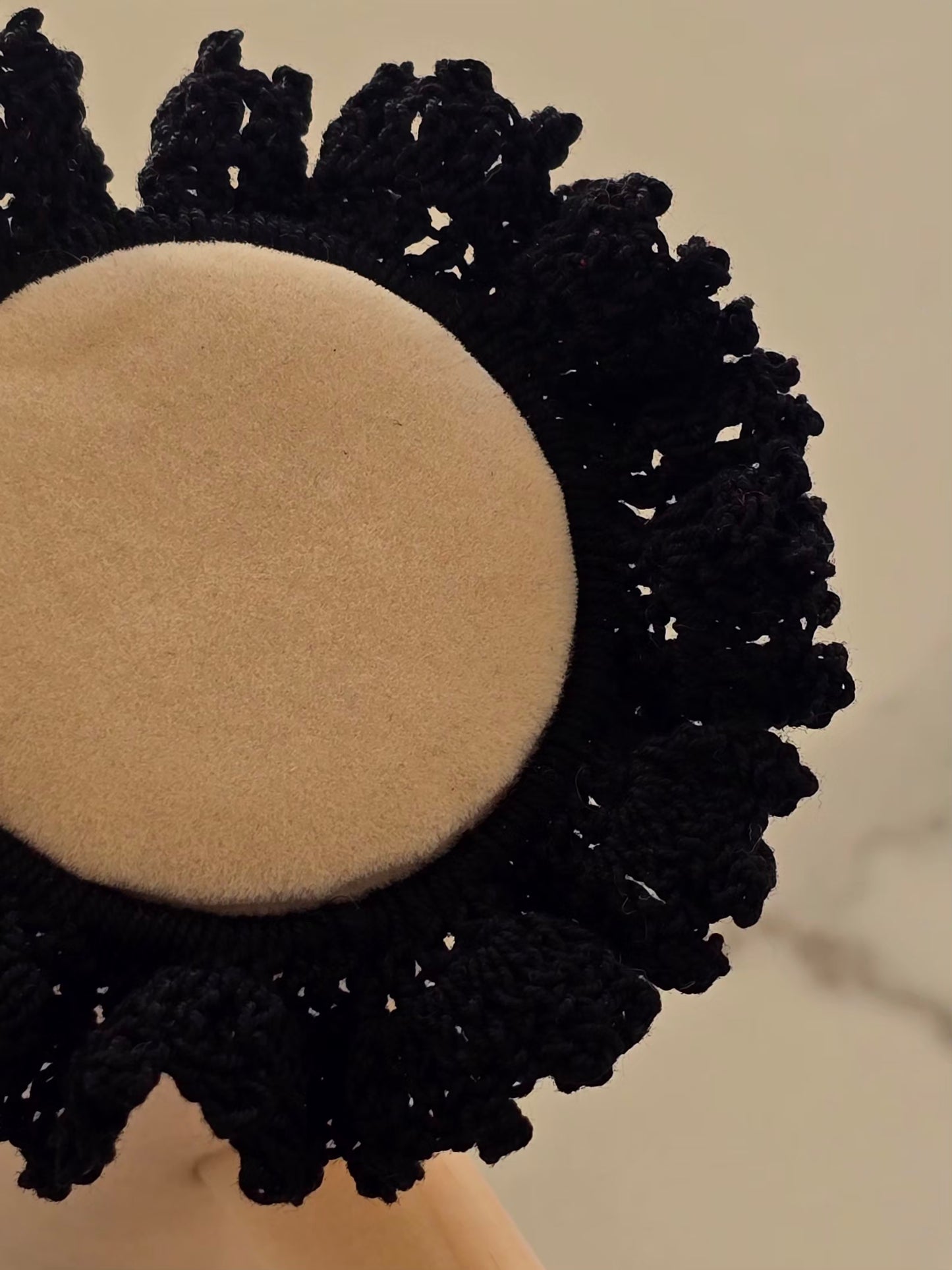 Froufrou discret d'un chouchou noir en crochet 