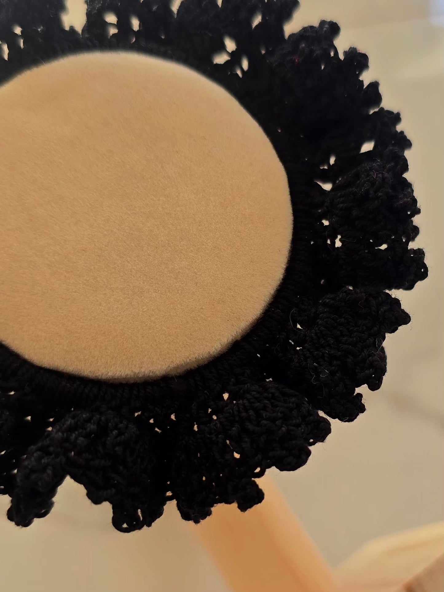 chouchou noir élégant réalisé à la main