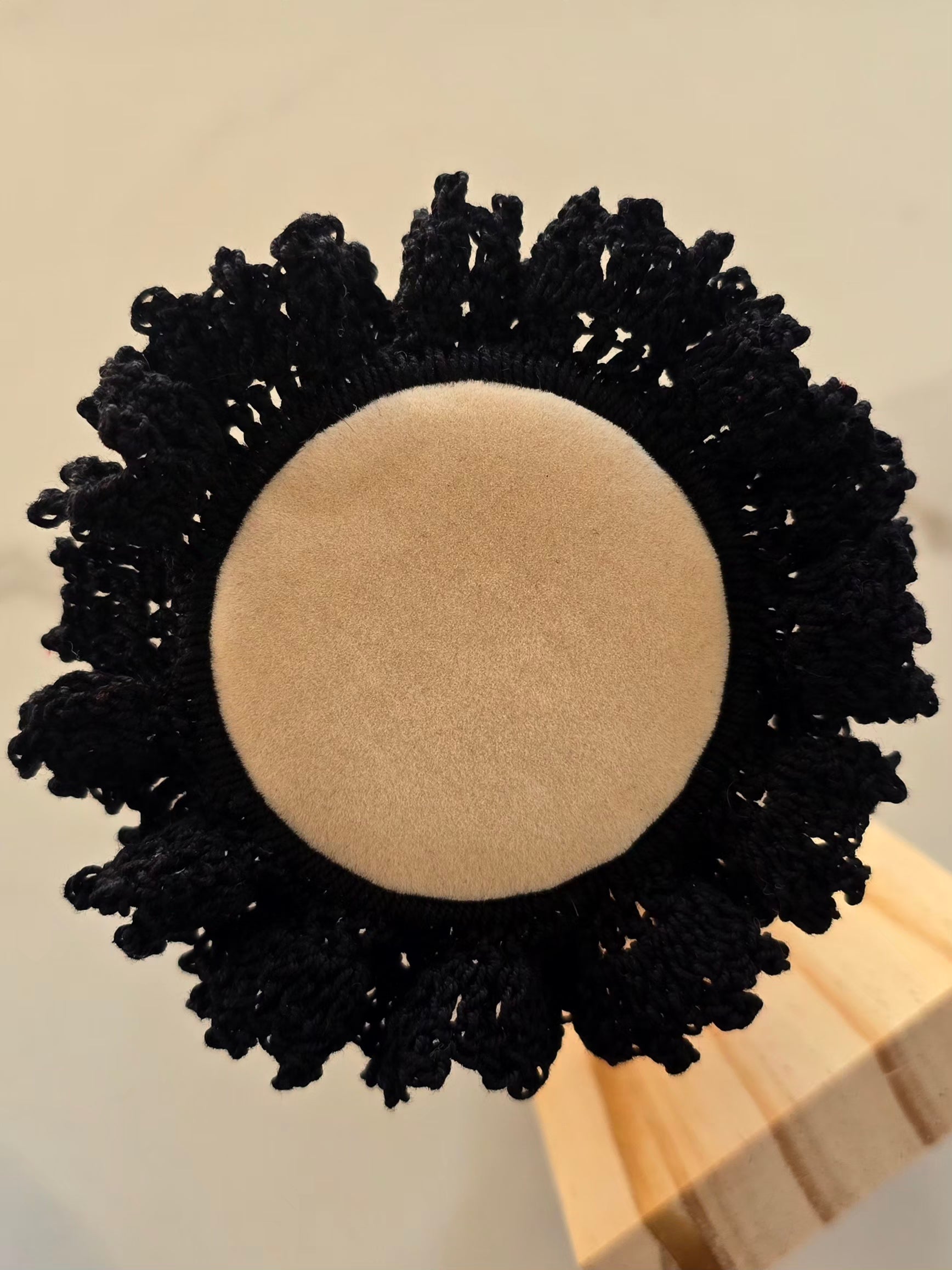 Chouchou noir en crochet au style intemporel