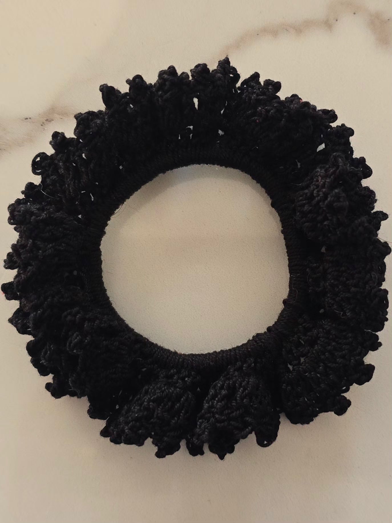 Chouchou noir à volants en crochet 