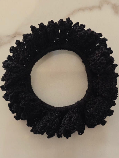 Chouchou noir à volants en crochet 