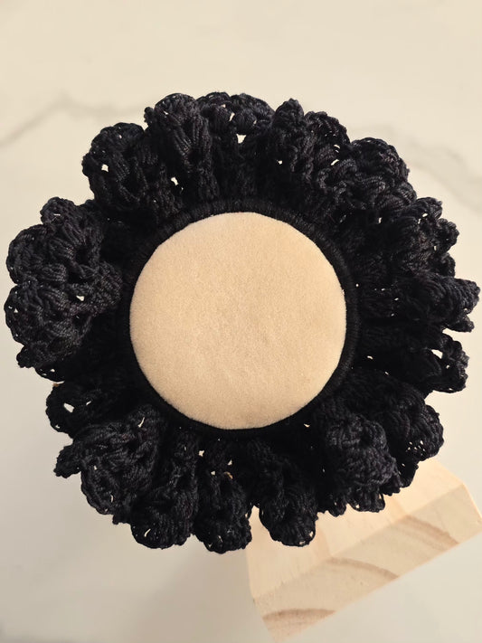 Chouchou noir volumineux en crochet artisanal