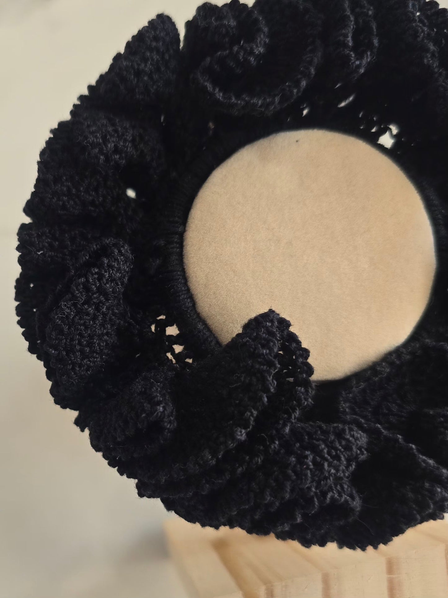 Chouchou noir artisanal avec grands froufrous élégants