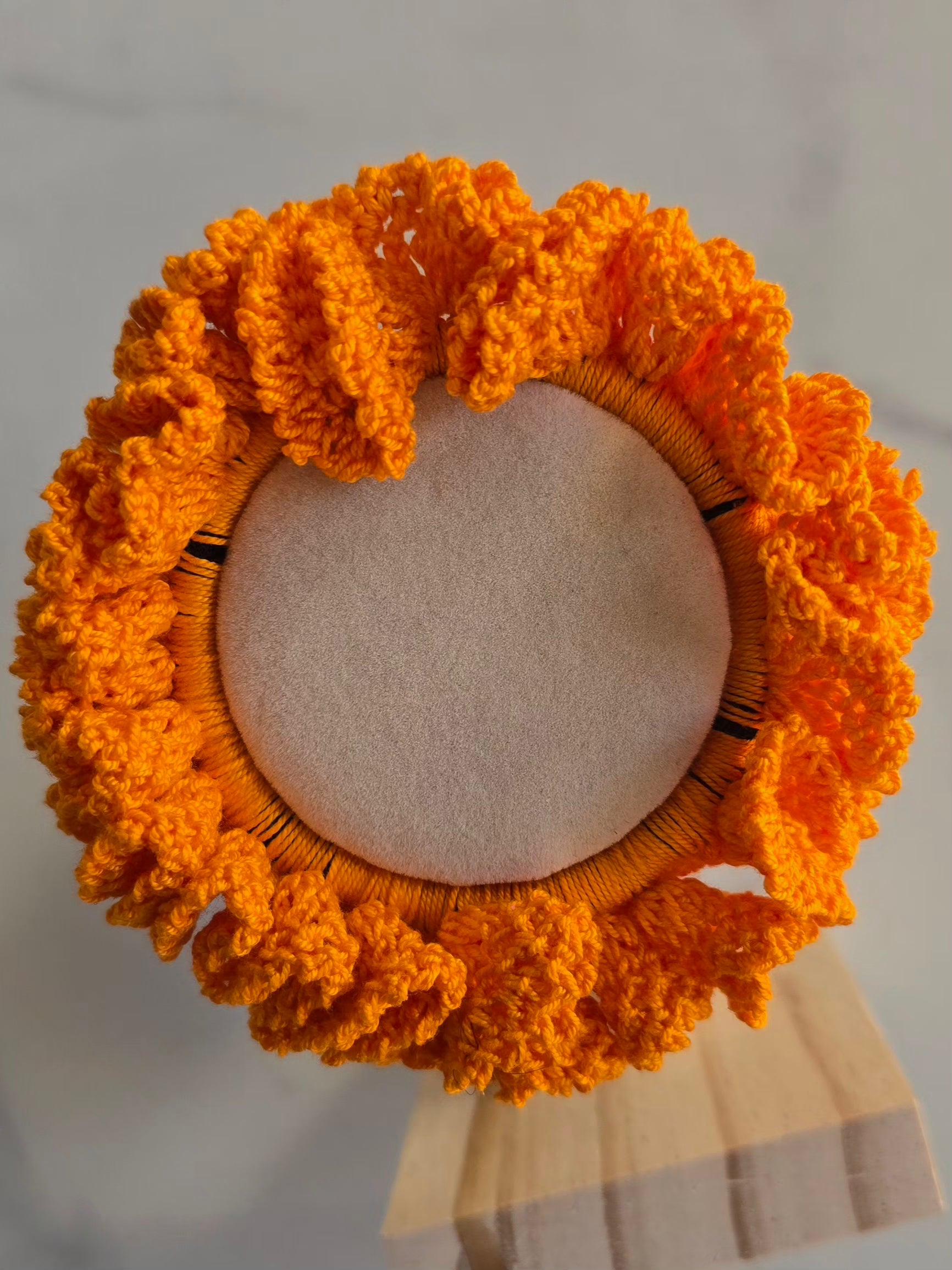 Accessoire cheveux chouchou orange en crochet 