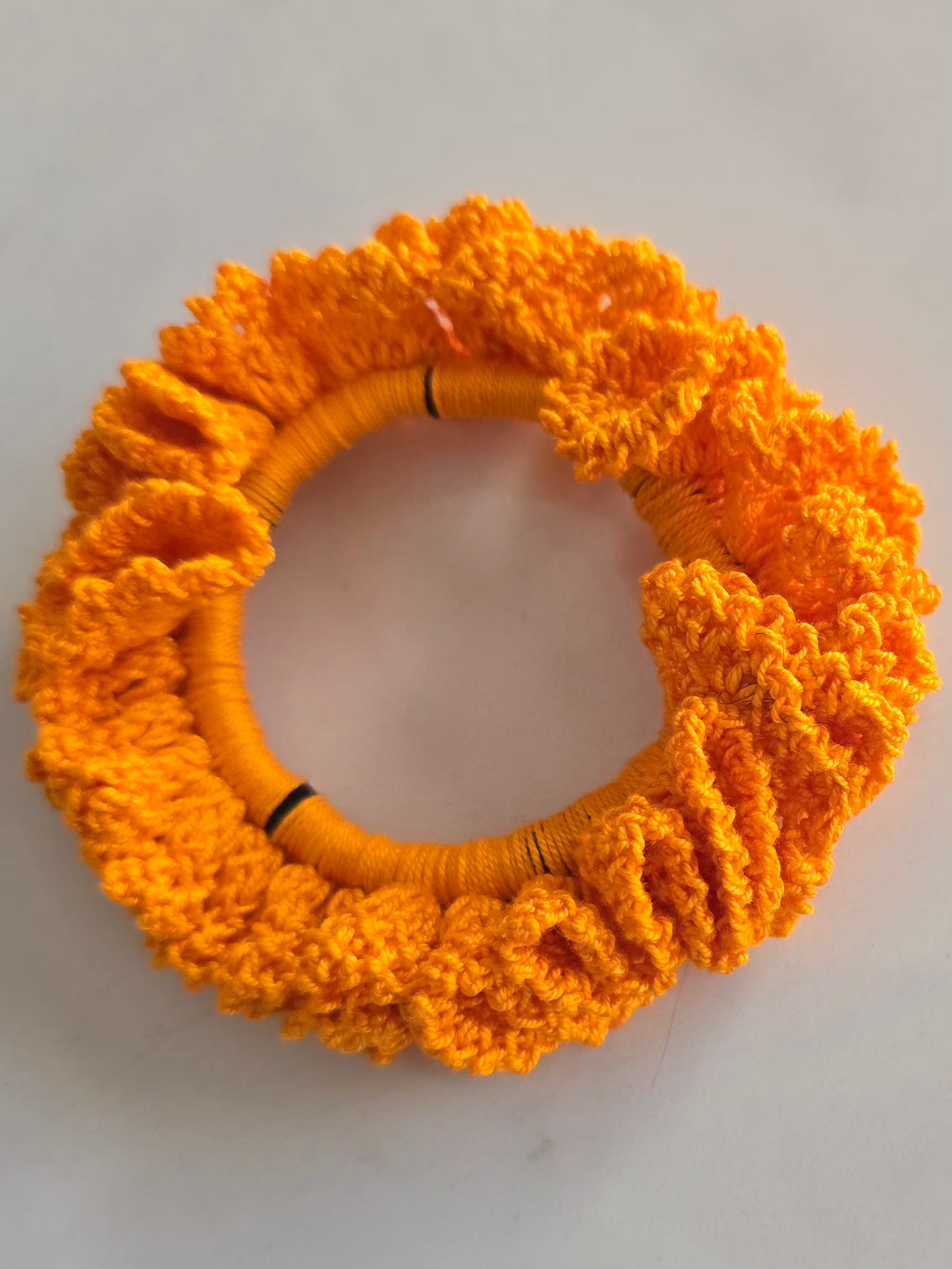 Chouchou orange création unique en crochet artisanal