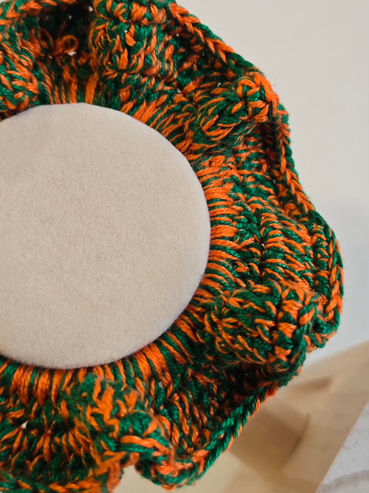 chouchou en crochet porté au poignet comme accessoire