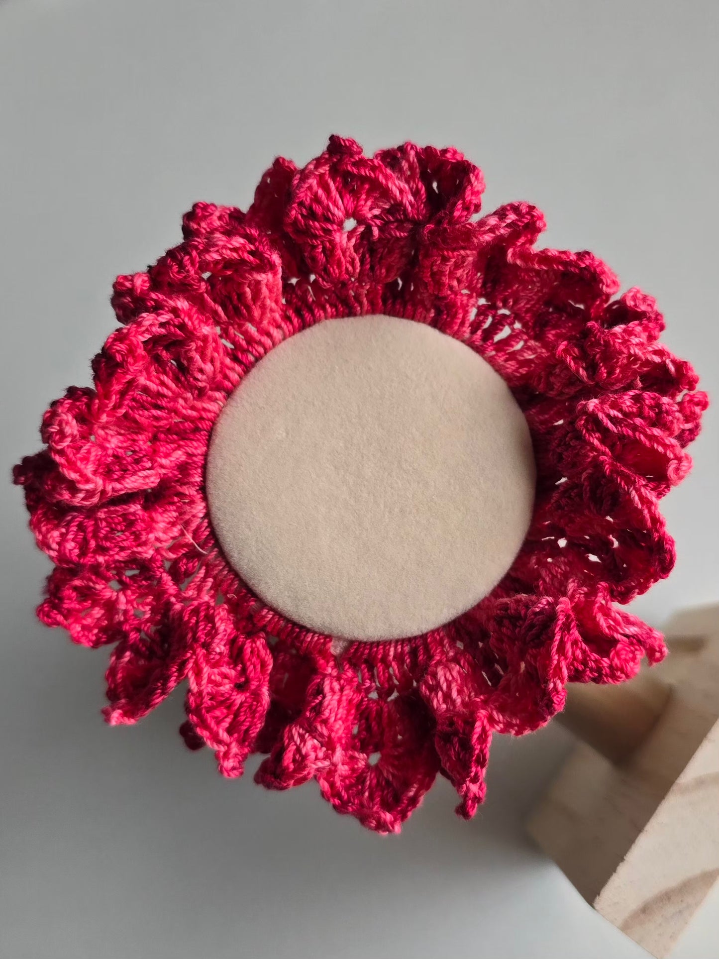 chouchou rose en crochet pour coiffure quotidienne 