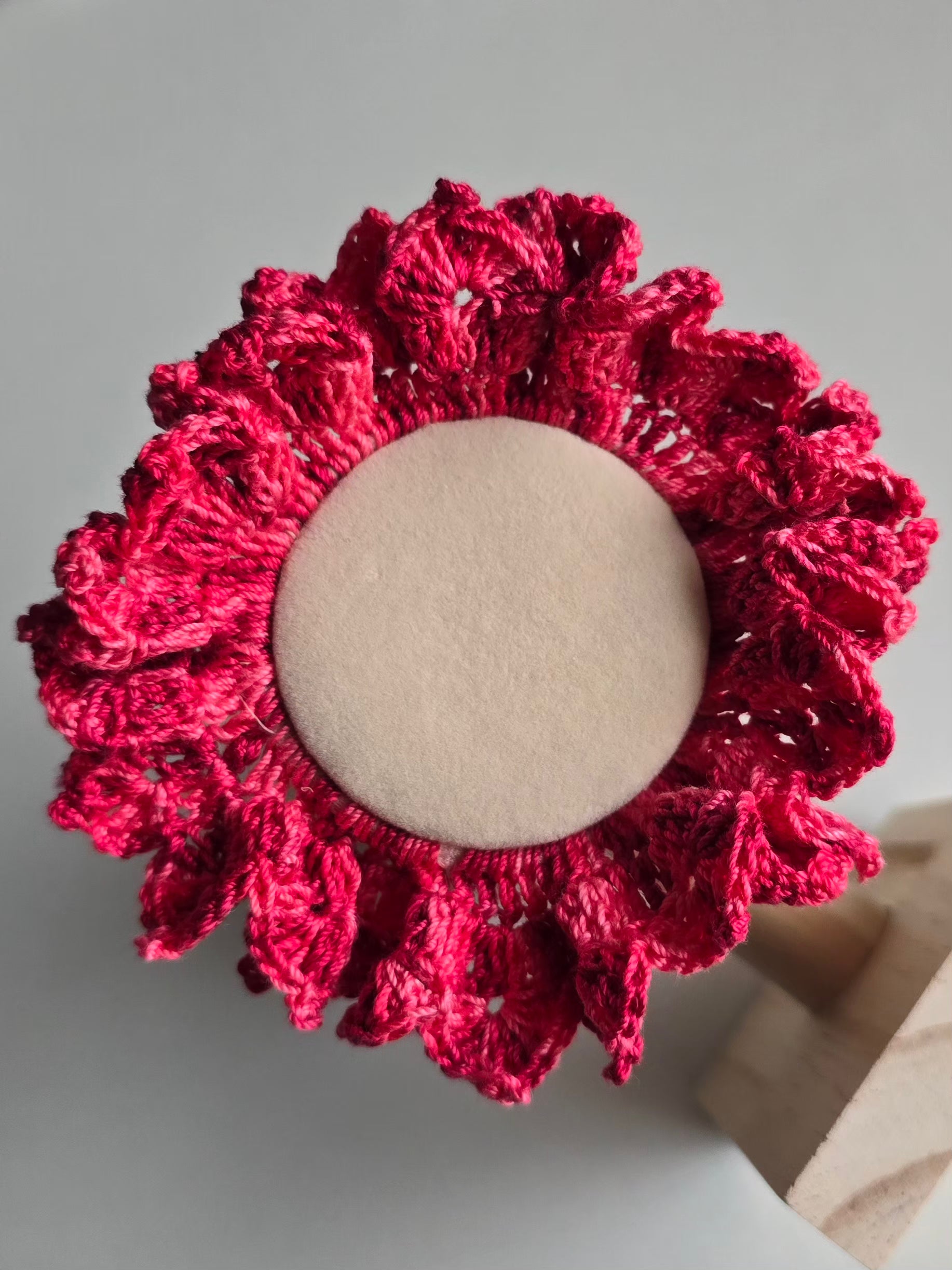 chouchou rose en crochet pour coiffure quotidienne 