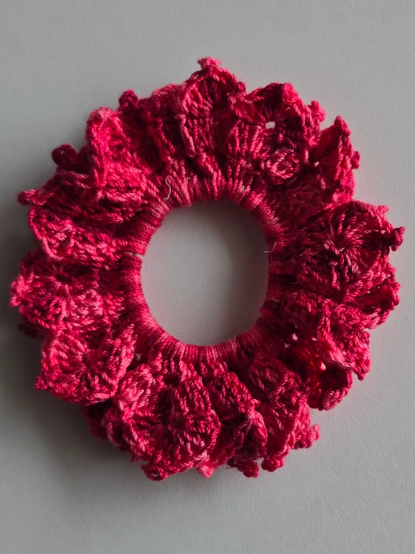 chouchou rose crocheté avec finition volante